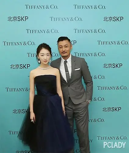 著名影星周冬雨及著名演员余文乐出席蒂芙尼经典钻戒"传奇璀璨130年"