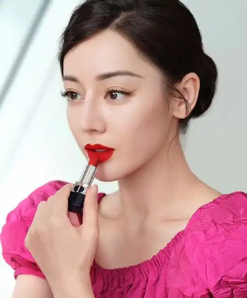 迪丽热巴立体红唇妆