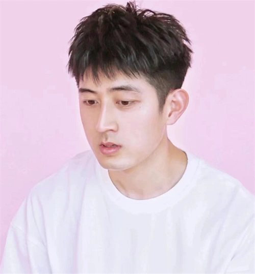 摩根烫发 碎盖的组合,层次感分明,两侧可以剪短,也可以做服帖烫,好