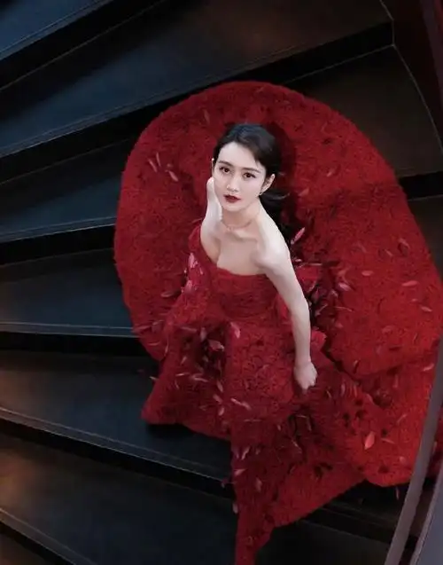 王鸥红色抹胸礼服写真,美艳大气!__财经头条