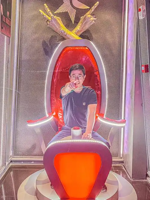 99夏天的夜晚最适合的就是约上三五好友一起小酌几杯.