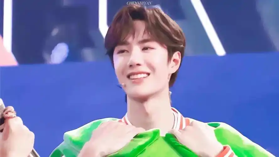 可不可以分享几张王一博笑起来很甜的图片