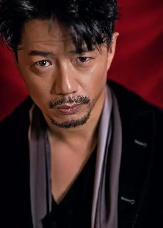 段奕宏爆时尚大片,眼神沉静深邃