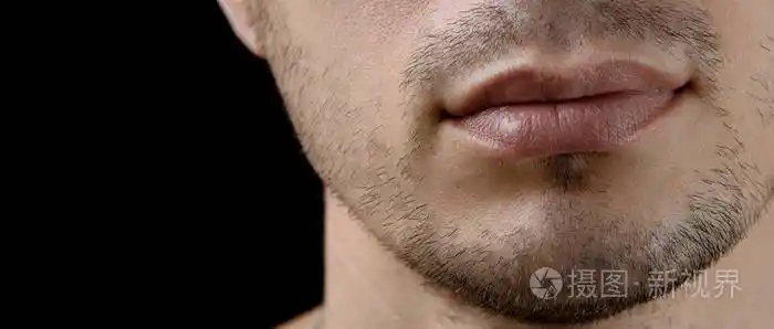一名年轻男子特写胡子拉碴的下巴