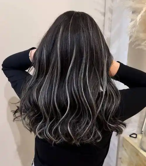 女士发型别再瞎染了,今年流行葵花籽染发,时尚个性极具层次感_头发