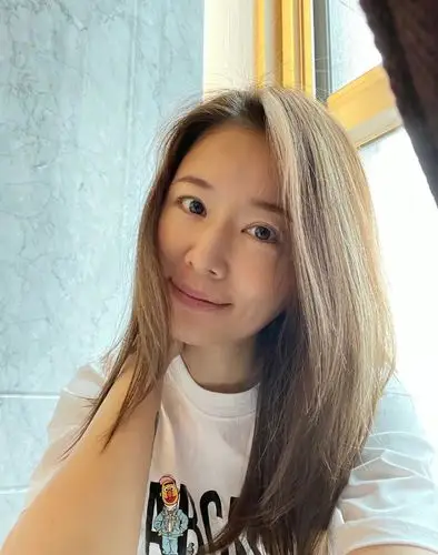 45岁林心如晒怼脸拍素颜照,皮肤紧致又白皙,有小酒窝点缀太可爱