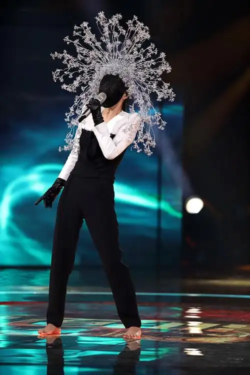 谭维维重回蒙面唱将盛典 赤脚献舞报幕展喜剧细胞