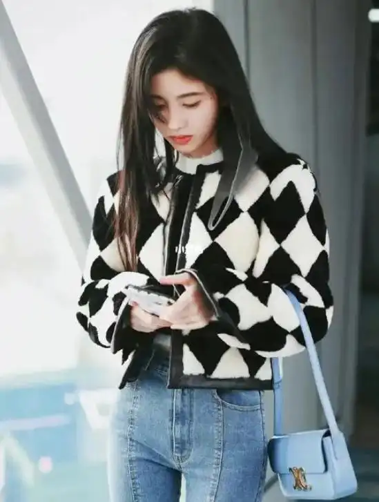 冬季穿搭还得看鞠婧祎,穿的少但不能,超高回头率!