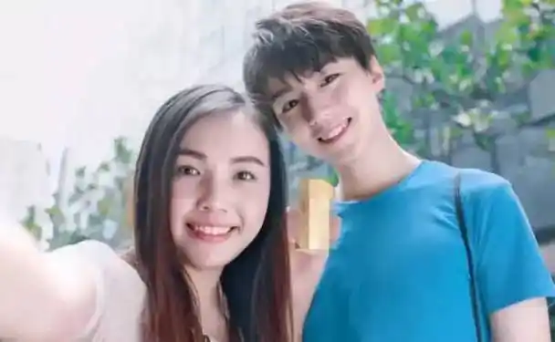 王俊凯变单车小王子,看到他与女孩头碰头的合照后,小螃蟹心碎了