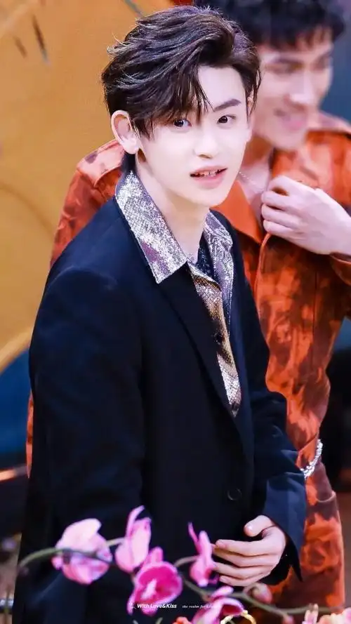 2022最新小鬼王琳凯壁纸高清图片时尚帅气个性写真锁屏