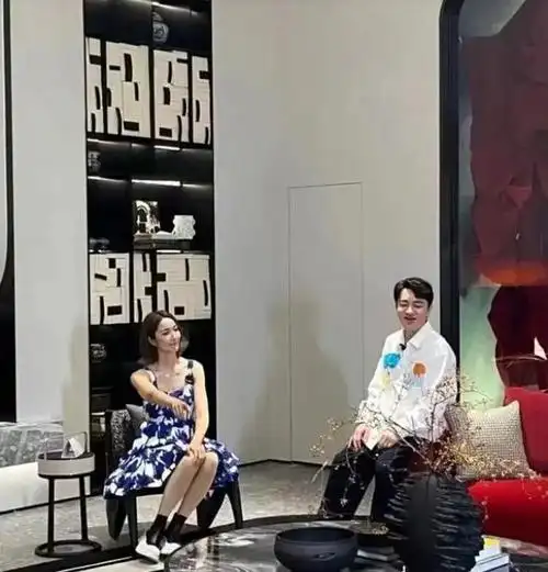 王祖蓝夫妇逛商场被偶遇,前脚获赞恩爱甜蜜,后脚因个头被嘲不搭