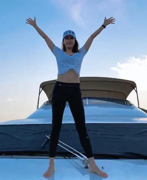 黎姿3个月速瘦65斤,50岁凭"泳装照"惊艳热搜:不节食也能瘦,她到底是