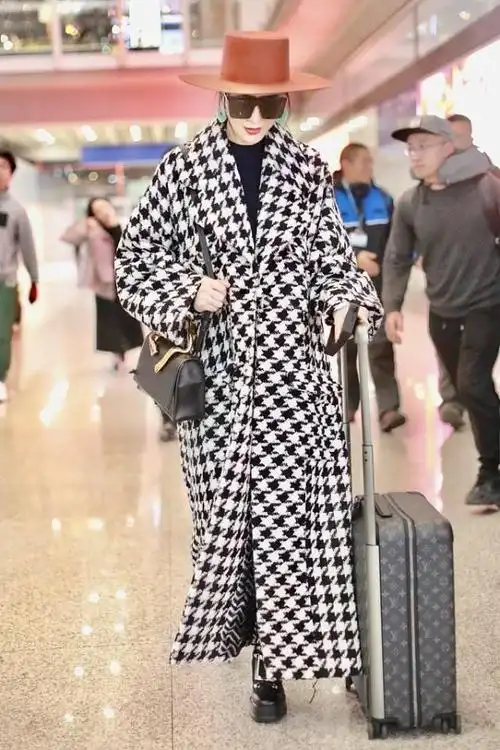 范冰冰机场高调现身穿千鸟格大衣气势强配礼帽走复古风