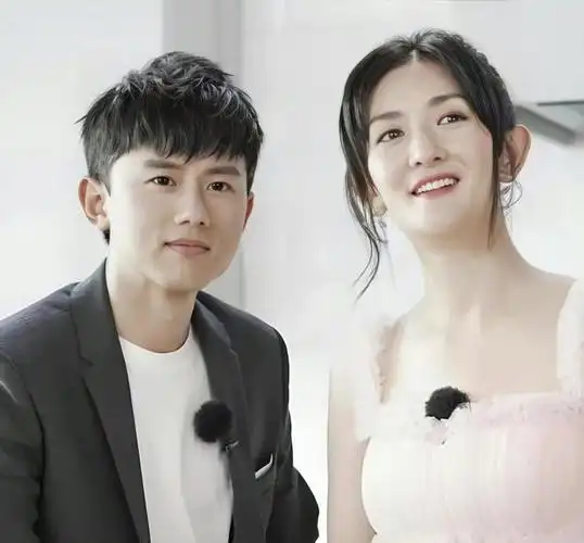 歌手张杰在最近一次采访中,首次公开谈及与妻子谢娜之间的恋爱经历