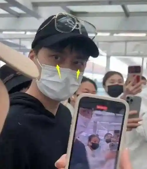 曾经的娱乐圈流量小王子李易峰低调回国引发关注