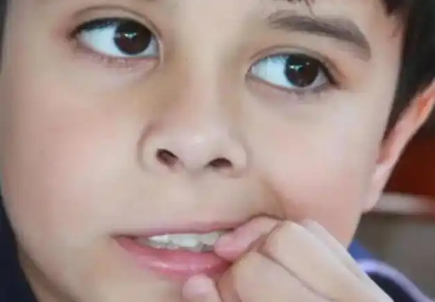 孩子总是咬指甲真不是缺维生素而是在向父母传达这个信号