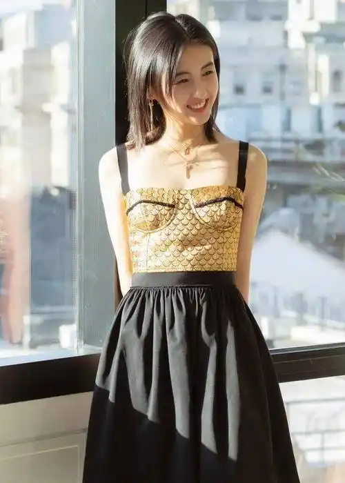 邻家小妹张子枫身材纤细,美成小仙女,她靠什么保持身材的?