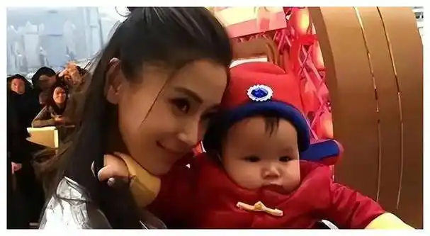 杨颖分享家庭幸福,小黄晓明首次亮相,惊人相似!_孩子_儿子_父母