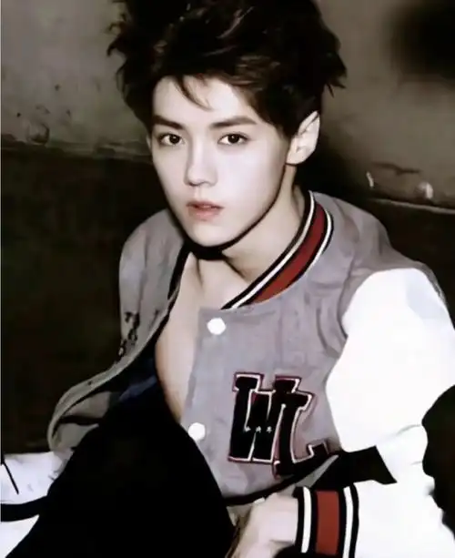 33岁鹿晗飞机上被偶遇!