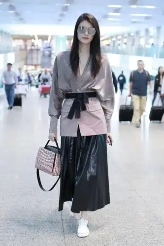 超模何穗低v领现身机场,"浴姐"气场全开