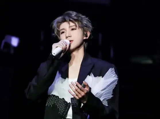 王源粉丝穿婚纱看演唱会男友得知后怒提分手恶意退货惹怒商家