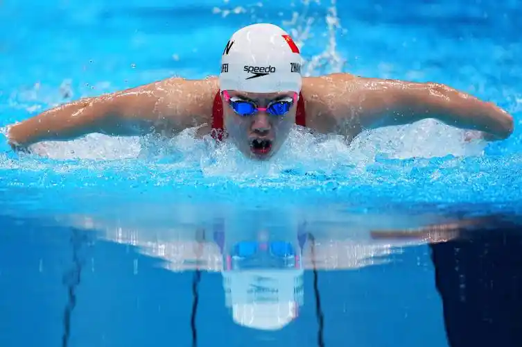 游泳张雨霏女子200米蝶泳夺冠
