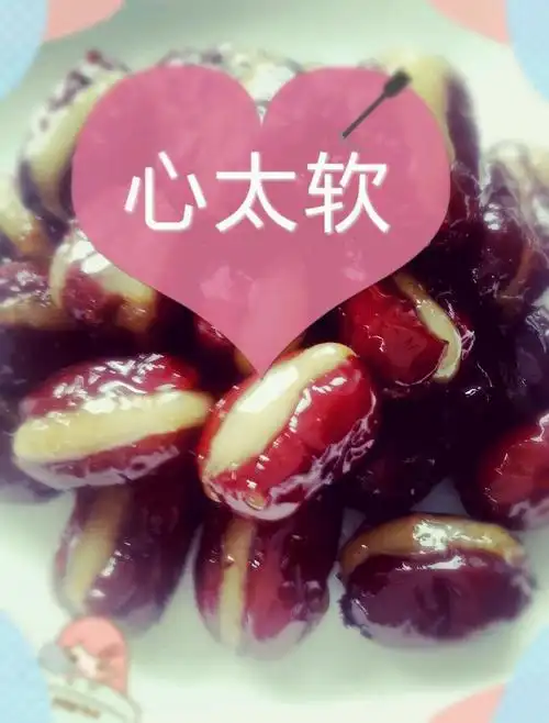 心太软的做法:1. 将红枣用水泡20分钟左右. 2.