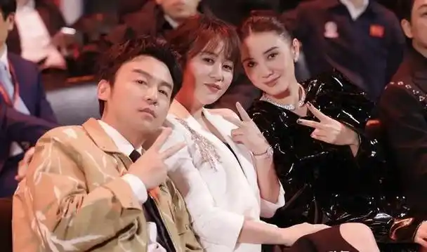 除了这些,左边坐着李现和王一博,右边则有王源,王俊凯和蔡徐坤.