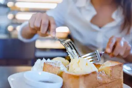 亚洲女人正在吃冰激凌和美味的面包.为重点照片