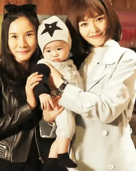 唐嫣抱娃姿势很专业,罗晋老婆昔日与粉丝合影,却用双手护着孩子_都会