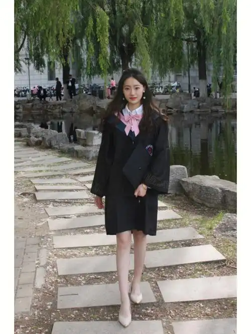 学士服穿搭单人毕业照