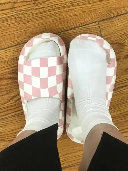 刚刚马上快下班了,同事居然问我这脚上穿的袜子咋样,看着挺好的,是