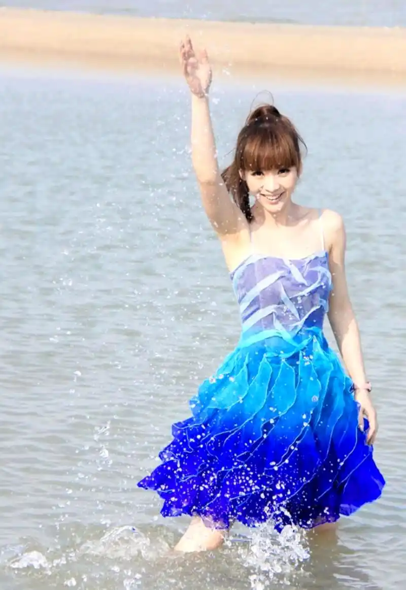 戚薇海边照,身穿露肩毛衣调皮可爱中带一点妩媚!