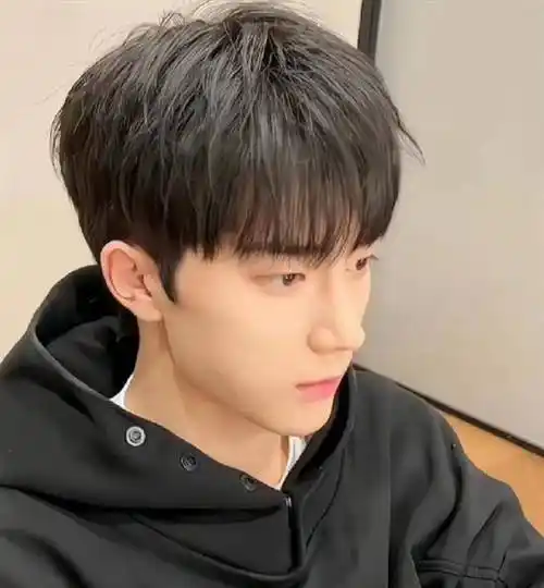 最火的摩根碎盖发型,细软发质发量少的救星,让你少年感十足_盖头_男生