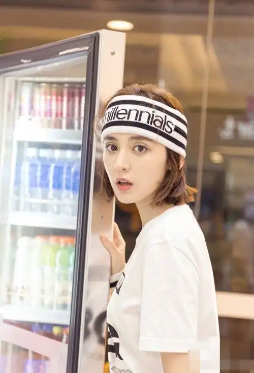 女孩子短发怎么戴发带漂亮运动风范的短发配发带