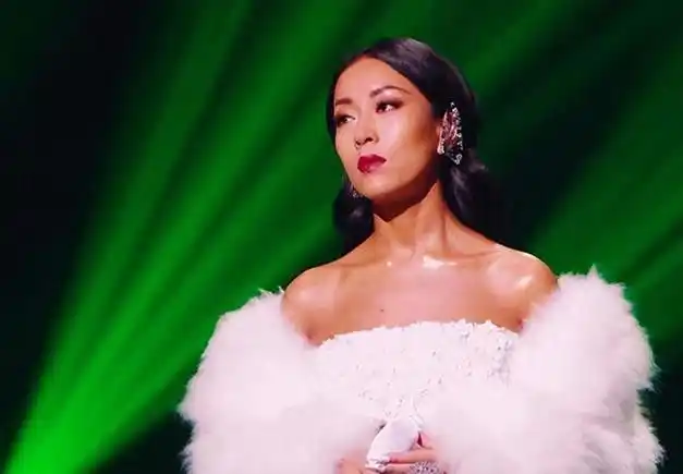 刘石坚与新欢结婚生子后,本想与吉克隽逸和平分手,保持朋友关系.