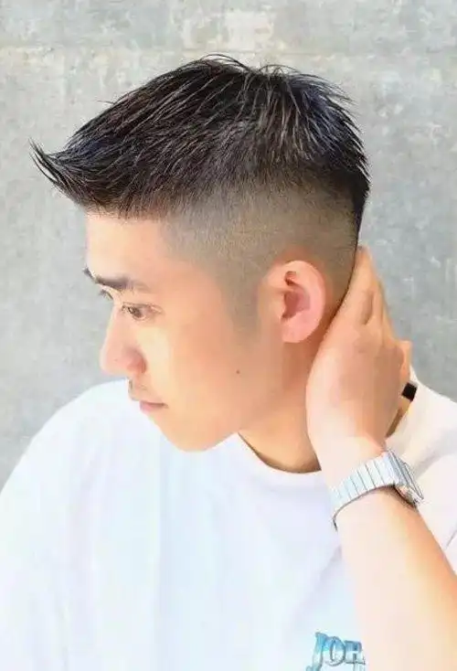 矮个子男生两边铲短发展示高帅的短卷发时尚外17