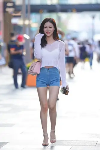 白色镂空针织衫搭配浅蓝牛仔短裤,清爽舒适,时尚减龄