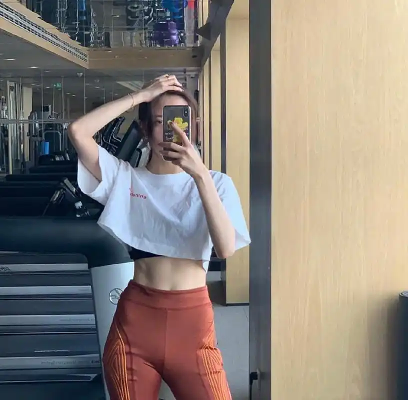 宋妍霏健身日常 马甲线太可了 果然美女们都是越美越自律