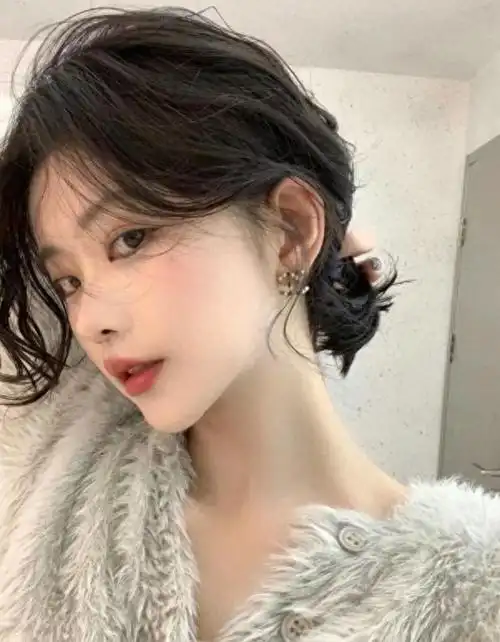 特别是以下这三种短发烫卷发型,不仅不会显老,反而能够展现出洋气减龄