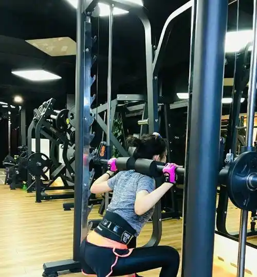 原创谢娜因小肚凸出上热搜本人亲自回应也太夸张了我是有马甲线的啊