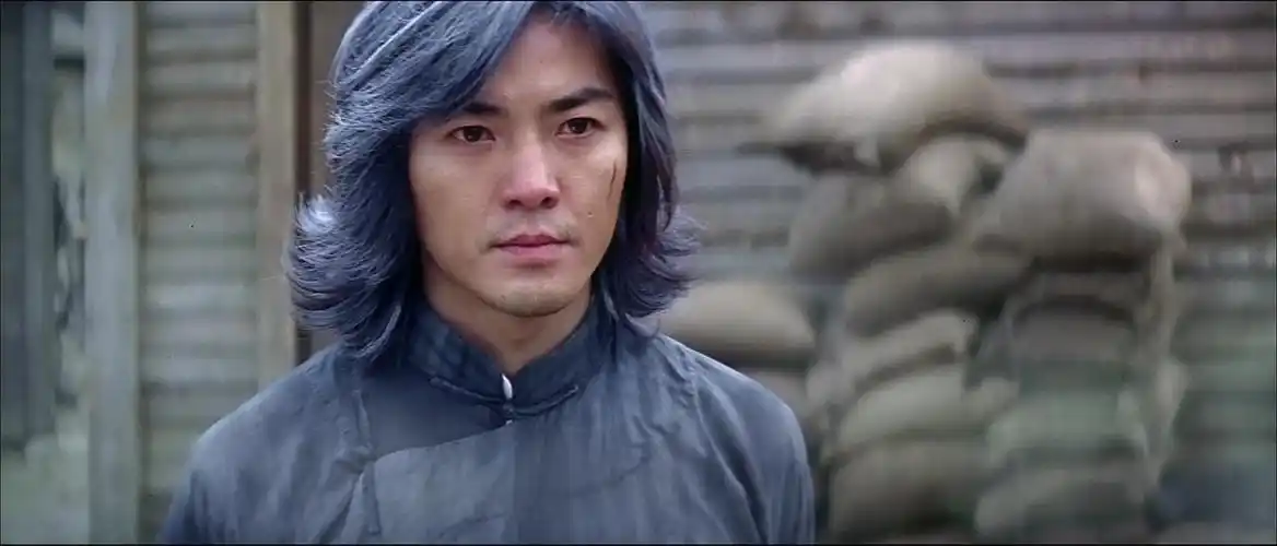 主人公跟风云雄霸天下里的无名相似的电影,电视剧?《中华英雄》华英雄