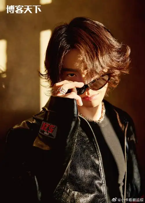 小鬼摘墨镜这一眼的含金量##小鬼美拉德酷盖封面