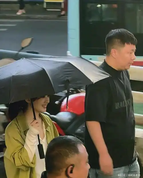 赵丽颖被偶遇,笑得好甜!少女感满满,看不出是5岁孩子的妈妈