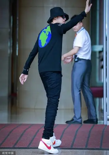 1 / 4 吴亦凡全黑look现身机场,时髦的黑色长短袖叠加穿搭,黑色紧身裤