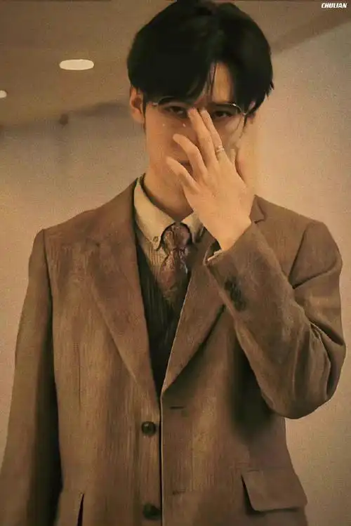 带着金丝眼镜衣冠楚楚的斯文败类贵公子@时代少年团-张真源#张真源