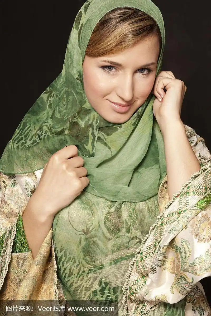 年轻的阿拉伯妇女与面纱特写肖像在黑暗的背景