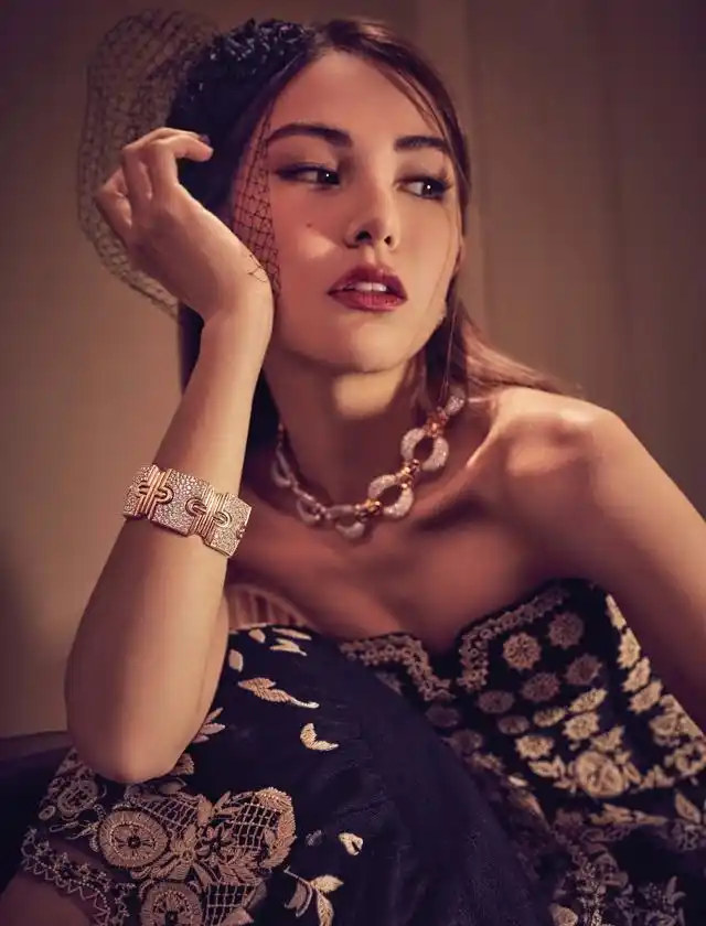 昆凌写真精致妩媚展欧式复古风情