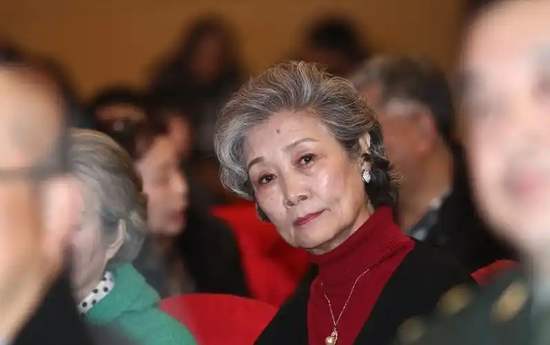 回顾吕中嫁给小学同学儿子是导演儿媳是影后女儿们是国家栋梁