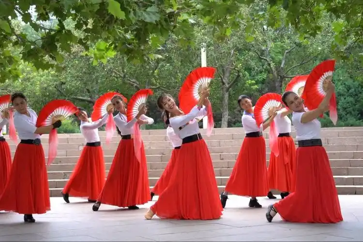 广场舞《珊瑚颂》动作简单易学,跟着节奏跳起来